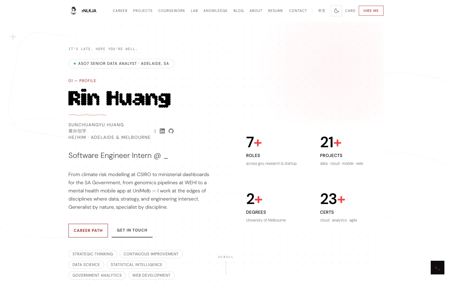 v5 首页:白色的 Nothing 风格版面,大号像素字写着 Rin Huang,旁边有状态标签、点阵背景,右侧数字带红色点缀。